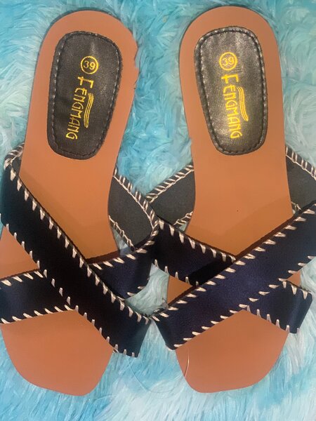 Sandales à brides croisées