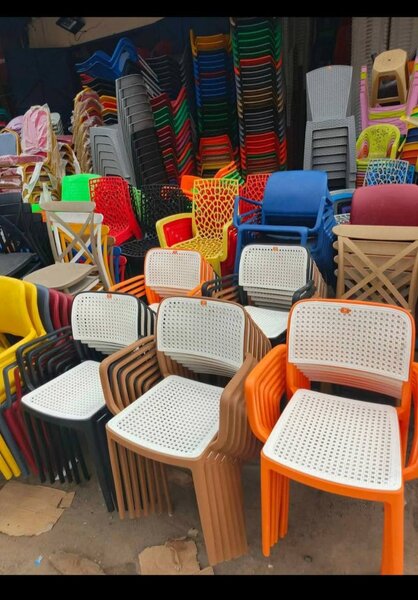 Chaises Empilables en Plastique