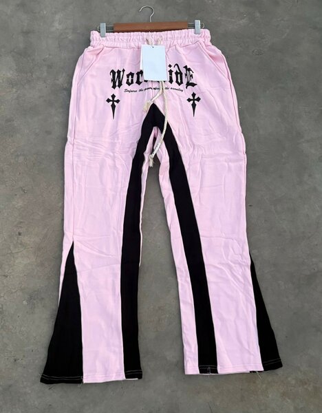 Pantalon rose à rayures noires