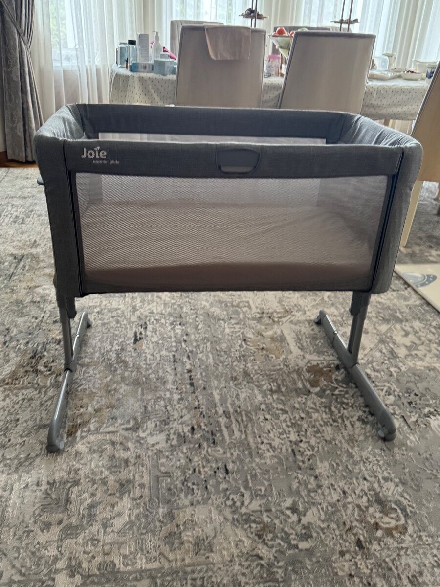 Кроватка JOIE ROOMIE GLIDE BEDSIDE SLEEPER Серого цвета.