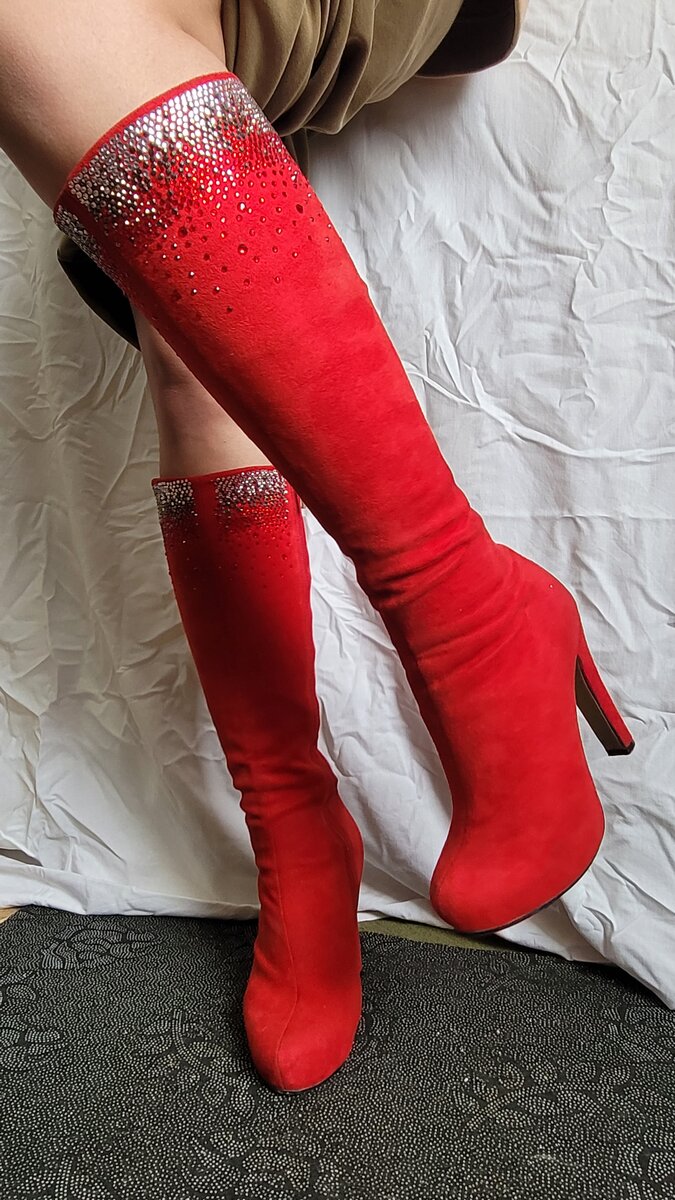 Красные сапоги на каблуках