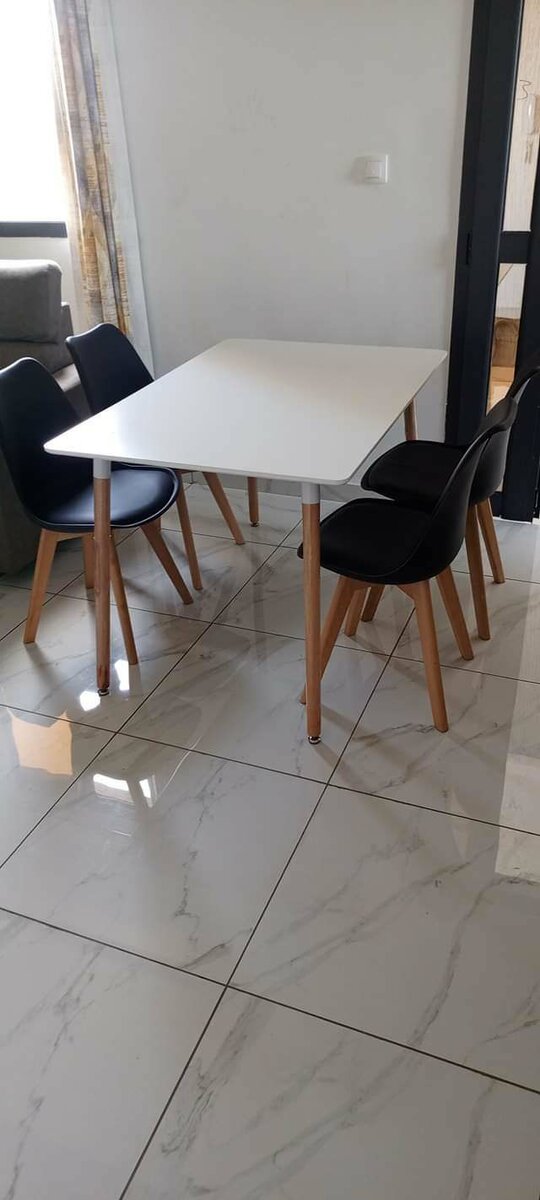 Ensemble table et chaises