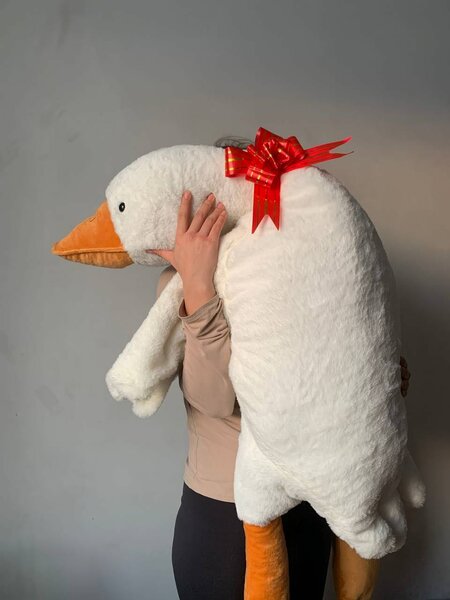 Плюшевый гусь обнимусь