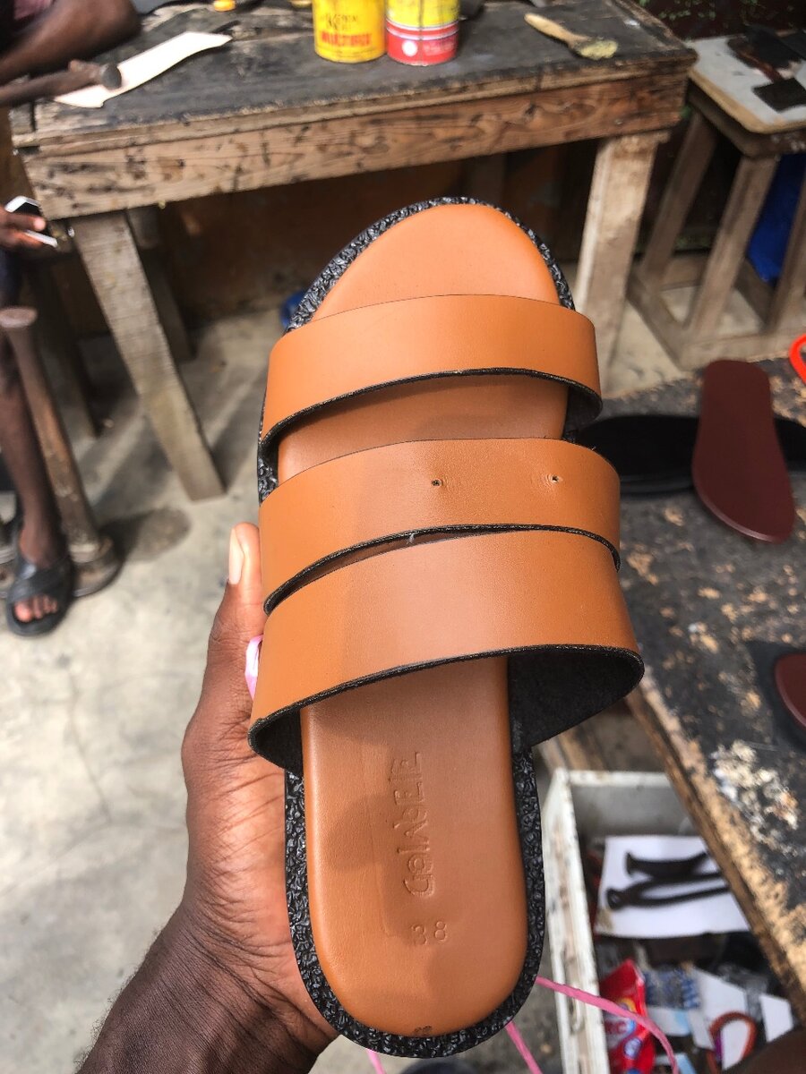 Sandales en cuir marron femme