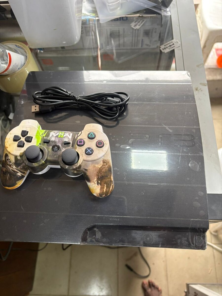 Ps3 slim avec 2 manettes