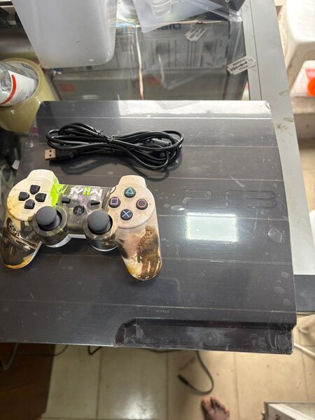 Ps3 slim avec 2 manettes