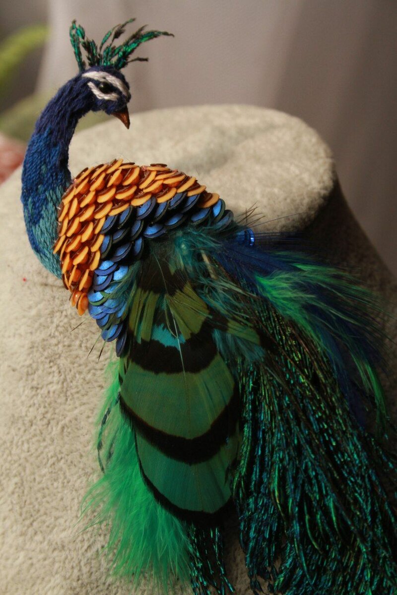 Брошь павлин.