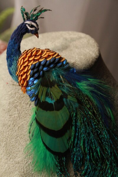 Брошь павлин.