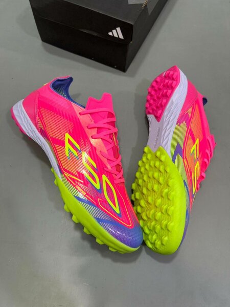 Chaussures de football flashy