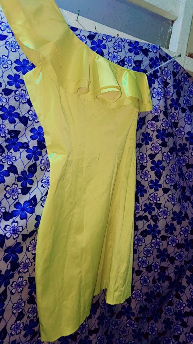 Robe à volants unilatérale