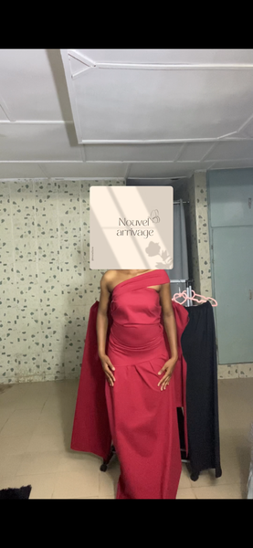 Robe élégante à une épaule