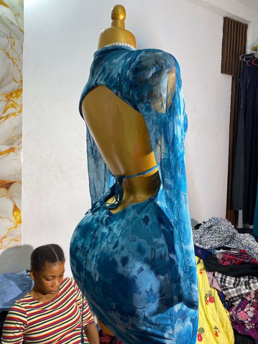 Robe bleu dos nu élégante