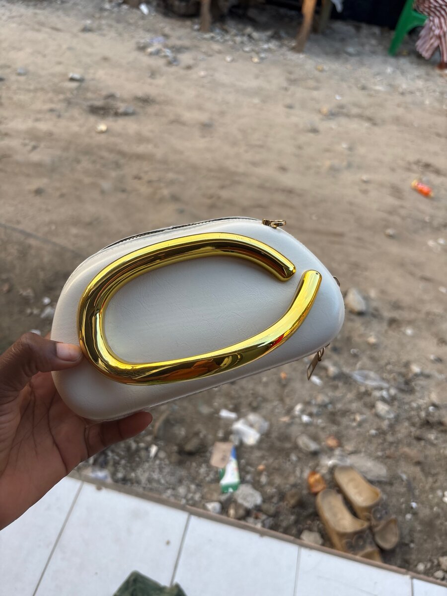 Élégante pochette dorée