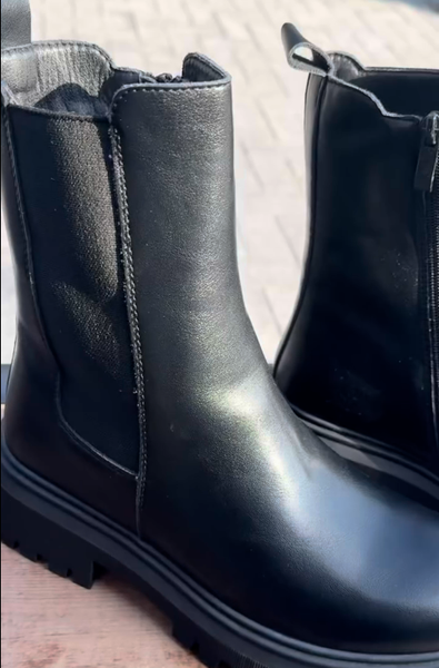 Эти зимние ботинки — идеальный выбор для холодного времени года. Модель выполнена из водоотталкивающих материалов, которые защищают от влаги и обеспечивают сухость ног в любую погоду. Внутренняя подкладка из меха сохраняет тепло даже в самые морозные дни.😍☑️