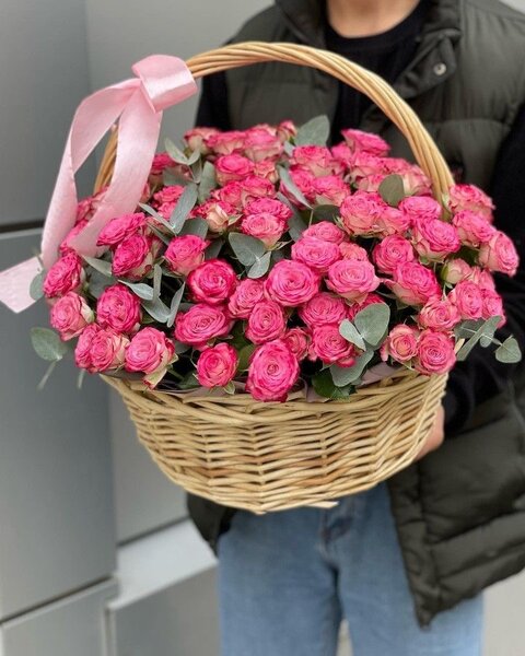 Корзина с кустовыми розами 45 веток