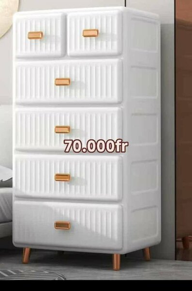 Commode blanche à tiroirs