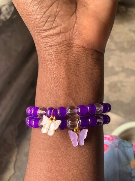 Bracelet perles papillon violet