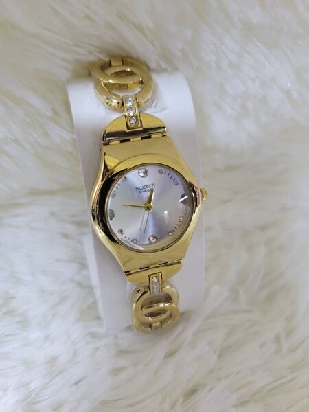 Montre élégante en or