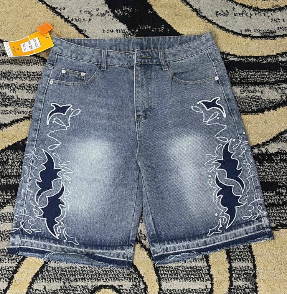Short en jean brodé style