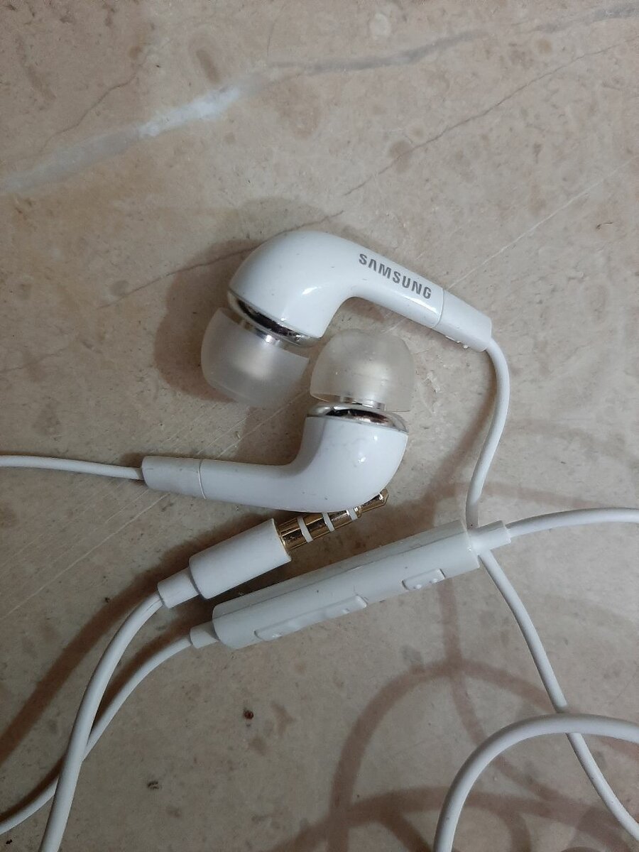 Samsung Original Box Pulled Handsfree (Very Rare Piece)