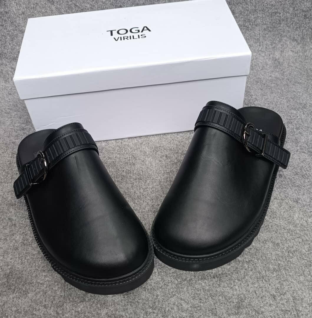 Mules en cuir noir Toga Virilis