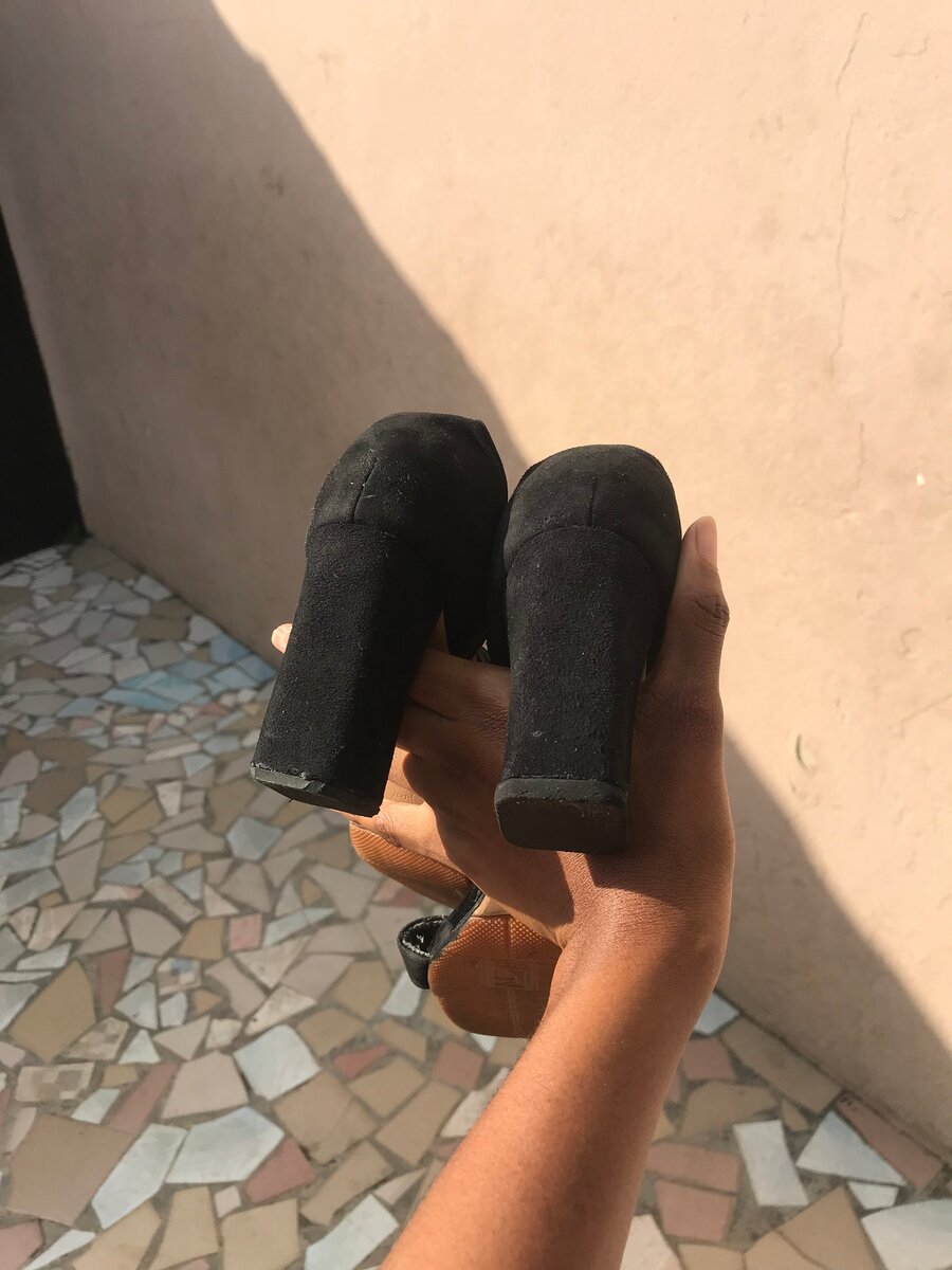 Sandales à talons noires élégantes