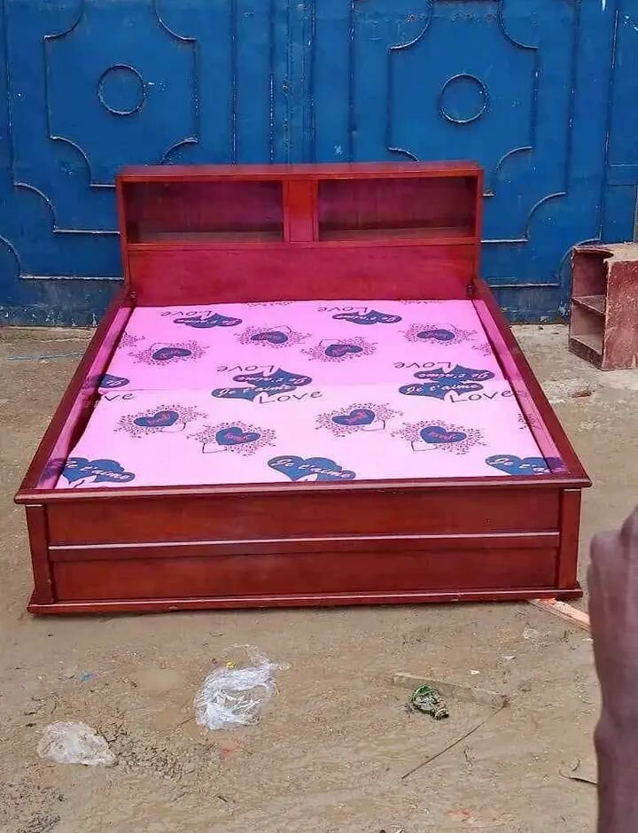 Lit double en bois élégant