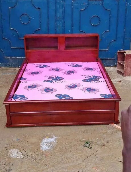 Lit double en bois élégant