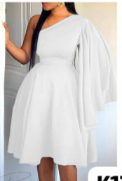 Robe duveteuse à manches volumineuses et une épaule ouverte jusqu'au genou, blanc