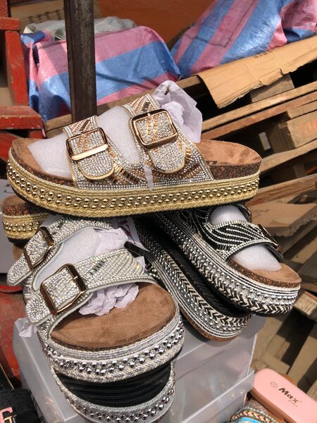 Chics sandales disponibles