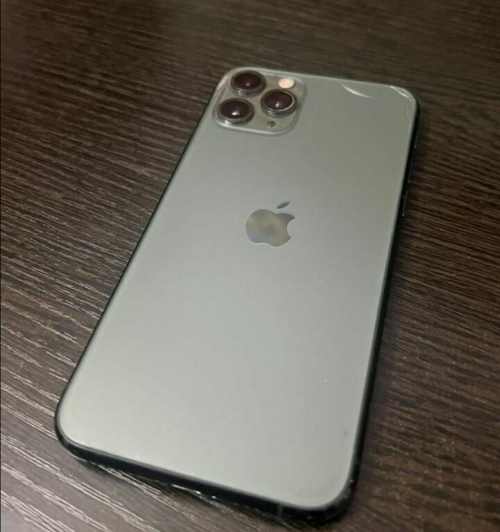 iPhone avec coque rouge