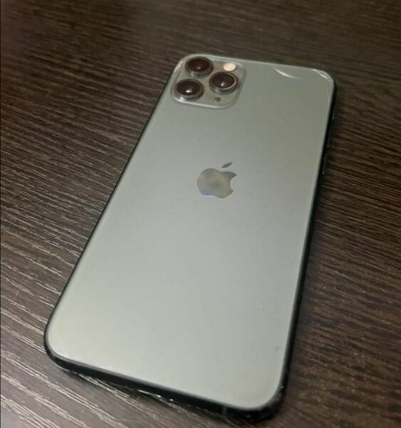 iPhone avec coque rouge