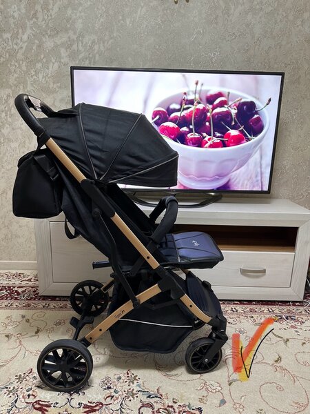 Коляска практически новая.В идеальном состоянии