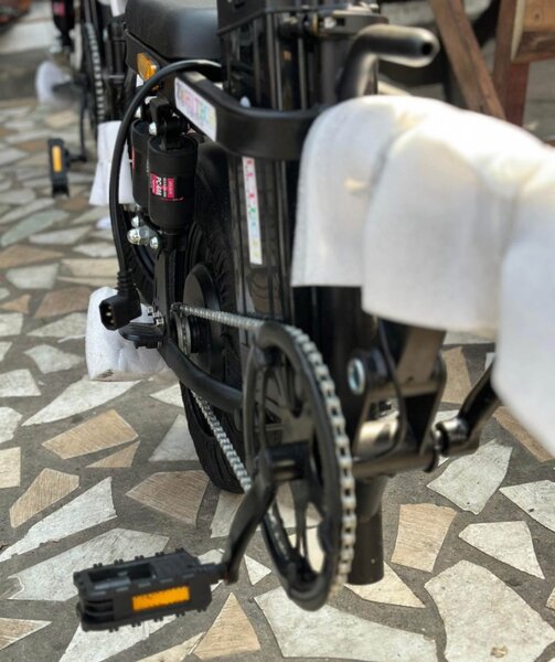 Vélo électrique pliable compact