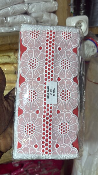 Tissu brodé en dentelle