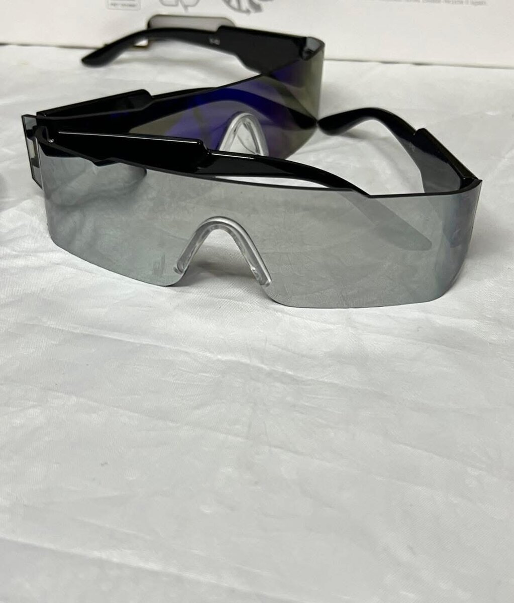 Lunettes de soleil futuristes