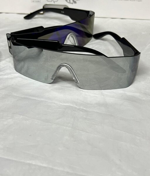 Lunettes de soleil futuristes