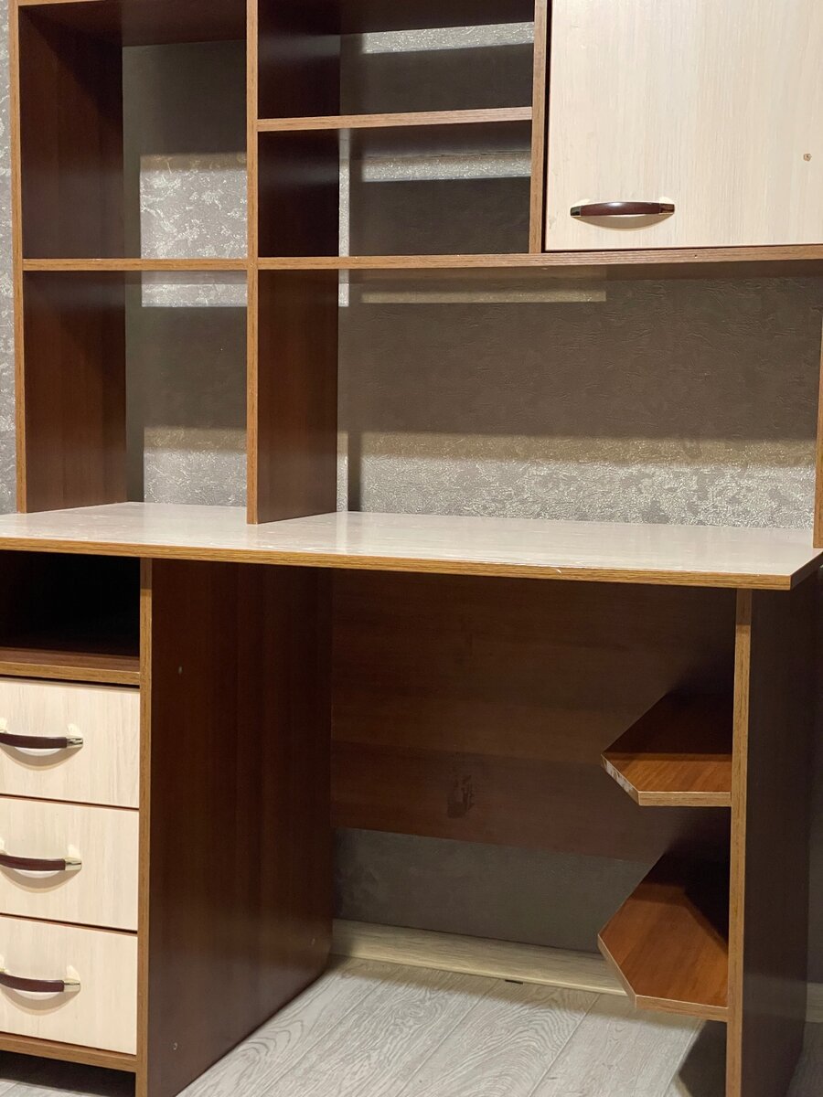 Крепкий детский стол с полками, сделанный в России