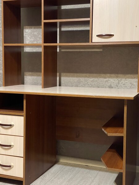 Крепкий детский стол с полками, сделанный в России