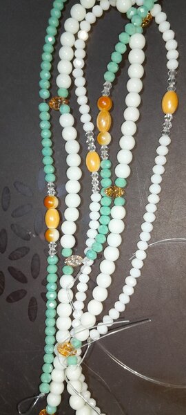 Colliers en perles multicolores