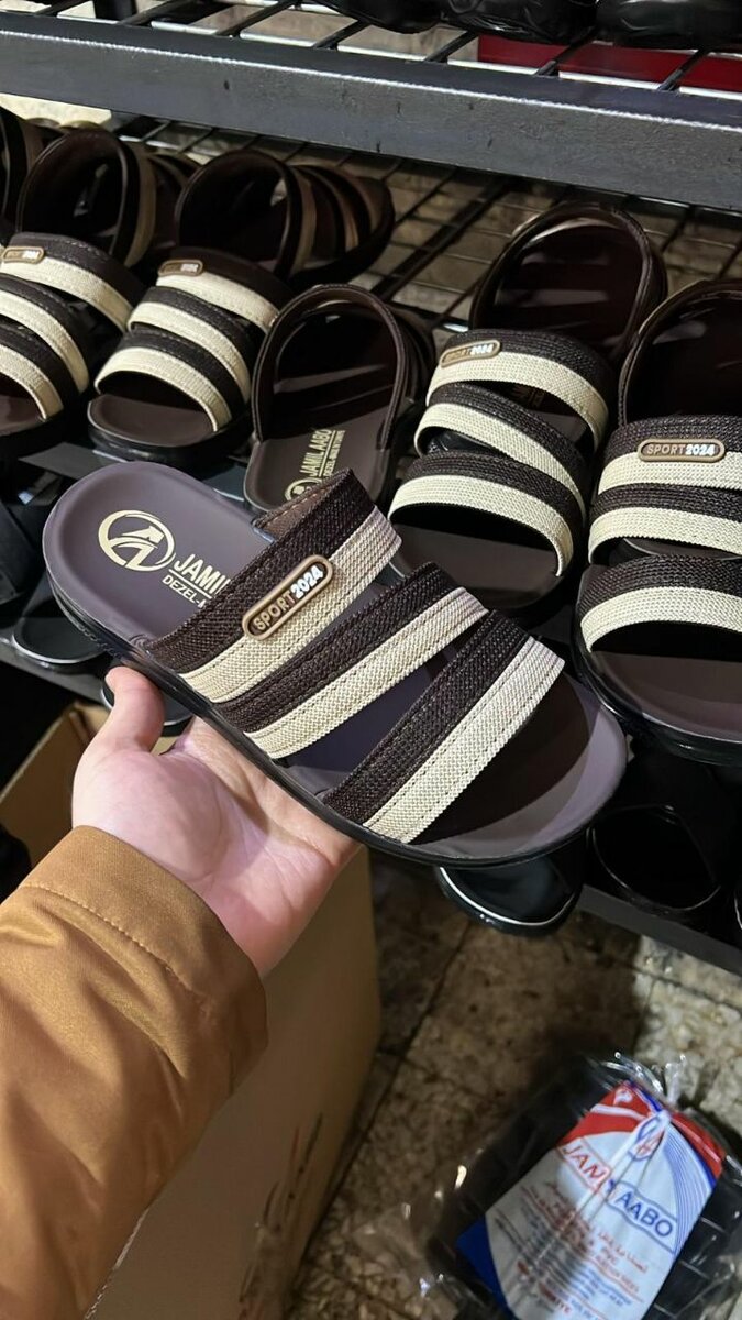 صنادل رجالية مريحة وعصرية