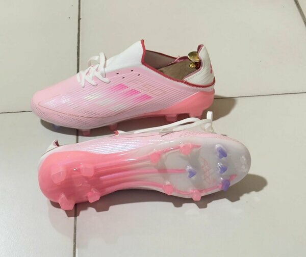 Chaussures football roses/blanches