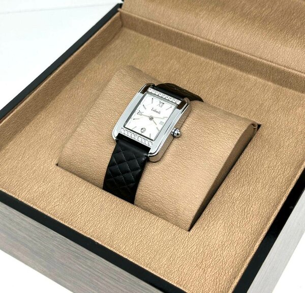 Montre élégante en cuir noir
