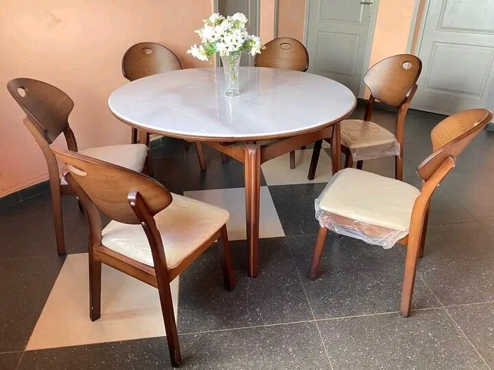 Ensemble table et chaises modernes