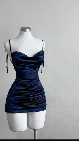 Robe moulante satinée élégante