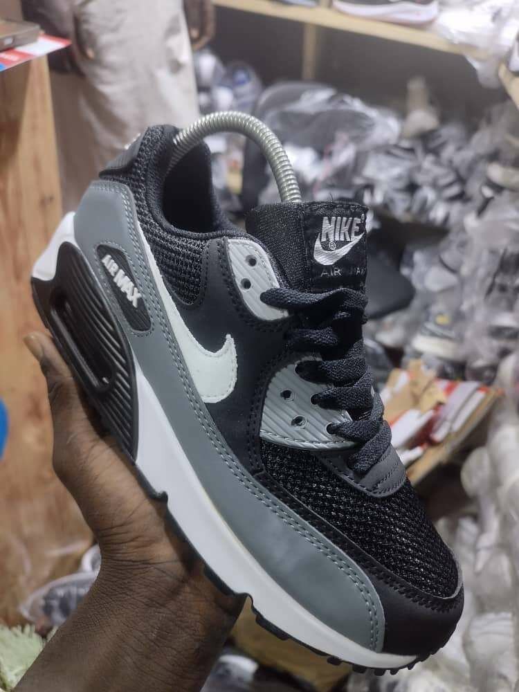 NIKE POUR BALADE ET ÉCOLE