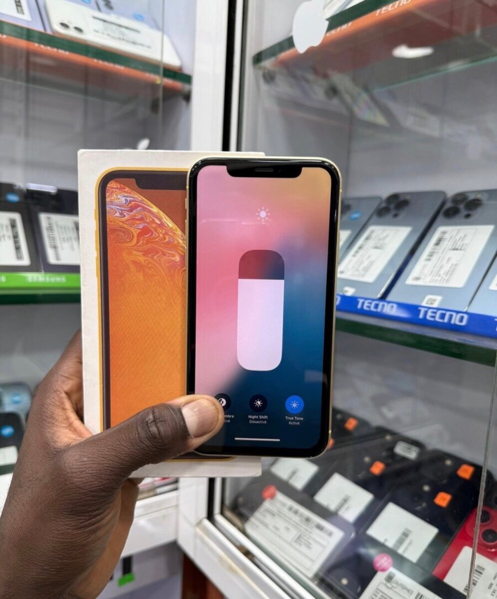iPhone XR jaune 64 Go