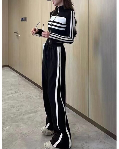 Женский спортивный костюм