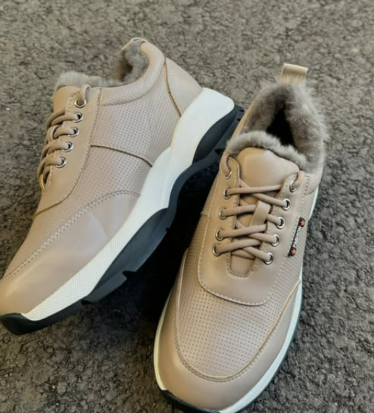 Утепленные кожаные кроссовки сочетающая стильный внешний вид и комфорт для холодного времени года. Выполненные из натуральной кожи