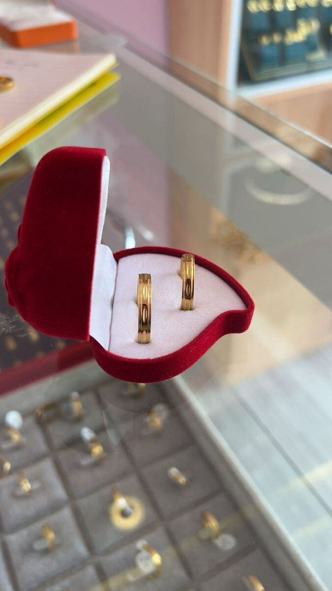 Alliances dorées élégantes